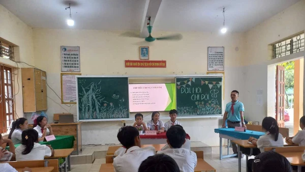 Thầy trò Trường Phổ thông Dân tộc Bán trú THCS Nậm Cắn (Nghệ An).