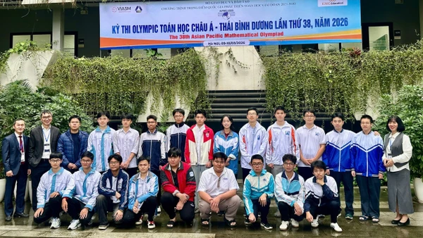 22 học sinh Việt Nam tham gia Kỳ thi Olympic Toán Châu Á - Thái Bình Dương 2026 và thầy cô tại khai mạc chiều 9/3.