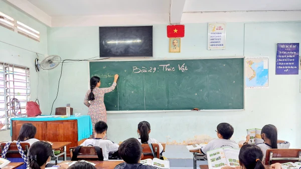 Giờ học tại Trường THCS-THPT Trưng Vương (Long Châu, Vĩnh Long).