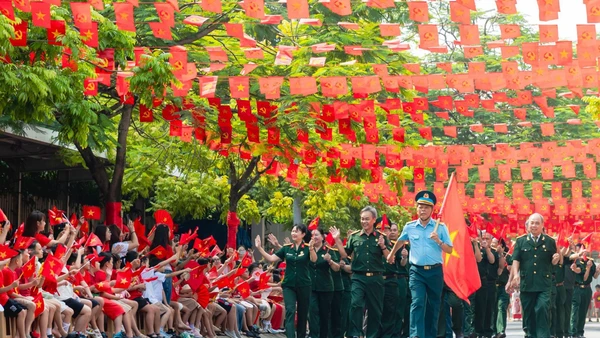 Sự hiện diện của các bác cựu chiến binh trong đoàn diễu hành trở thành nhịp cầu nối lịch sử với những “mầm non tương lai” của đất nước.