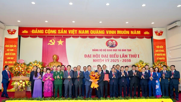 Phó Thủ tướng Lê Thành Long tặng hoa chúc mừng Ban Chấp hành Đảng ủy Bộ GD&ĐT khóa I, nhiệm kỳ 2025 - 2030.