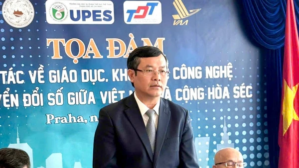 Thứ trưởng Bộ GD&ĐT Nguyễn Văn Phúc phát biểu tại tọa đàm.