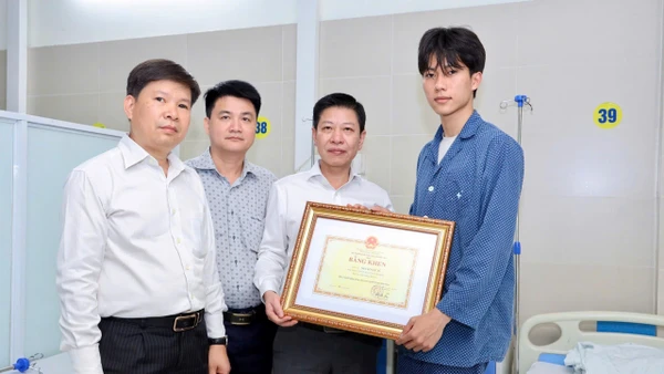 Sinh viên Nguyễn Lê Tú nhận bằng khen của Bộ GD&ĐT.