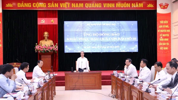 Bộ trưởng Bộ GD&ĐT Nguyễn Kim Sơn phát biểu tại lễ phát động ngành Giáo dục ủng hộ đồng bào bị thiệt hại bởi Bão số 10.