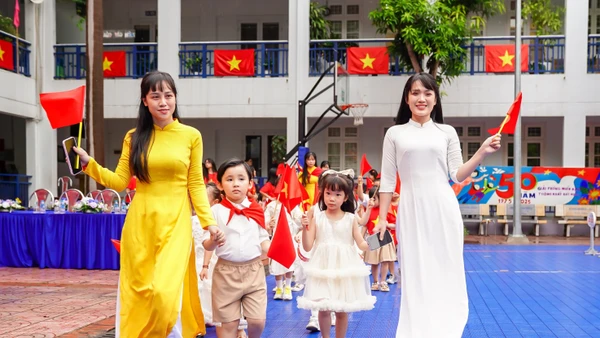 Cô trò Hệ thống giáo dục Lý Thái Tổ.