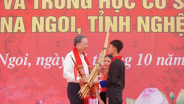 Các em học sinh xã Na Ngoi tặng Tổng Bí thư Tô Lâm khèn và khăn Piêu, nét bản sắc của đồng bào dân tộc thiểu số trên địa bàn. Ảnh: Hồ Lài