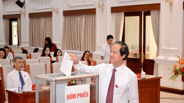 Bộ trưởng Bộ GD&ĐT Nguyễn Kim Sơn bỏ phiếu tại Đại hội Chi bộ Vụ Tổ chức cán bộ nhiệm kỳ 2025-2027.