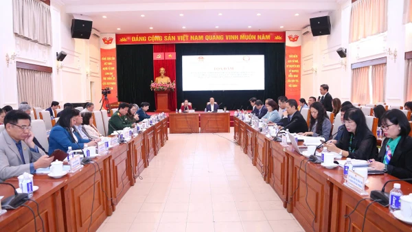 GS.TS Nguyễn Thị Doan, Chủ tịch Hội Khuyến học Việt Nam và Thứ trưởng Thường trực Bộ GD&ĐT Phạm Ngọc Thưởng chủ trì tọa đàm. Ảnh: Trần Hiệp.