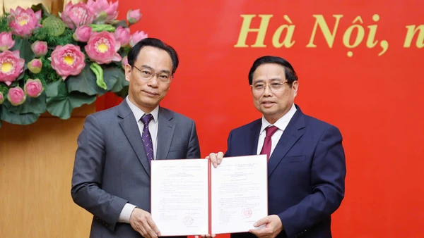 Thủ tướng trao Quyết định giao Quyền Bộ trưởng Bộ GD&ĐT cho PGS.TS Hoàng Minh Sơn