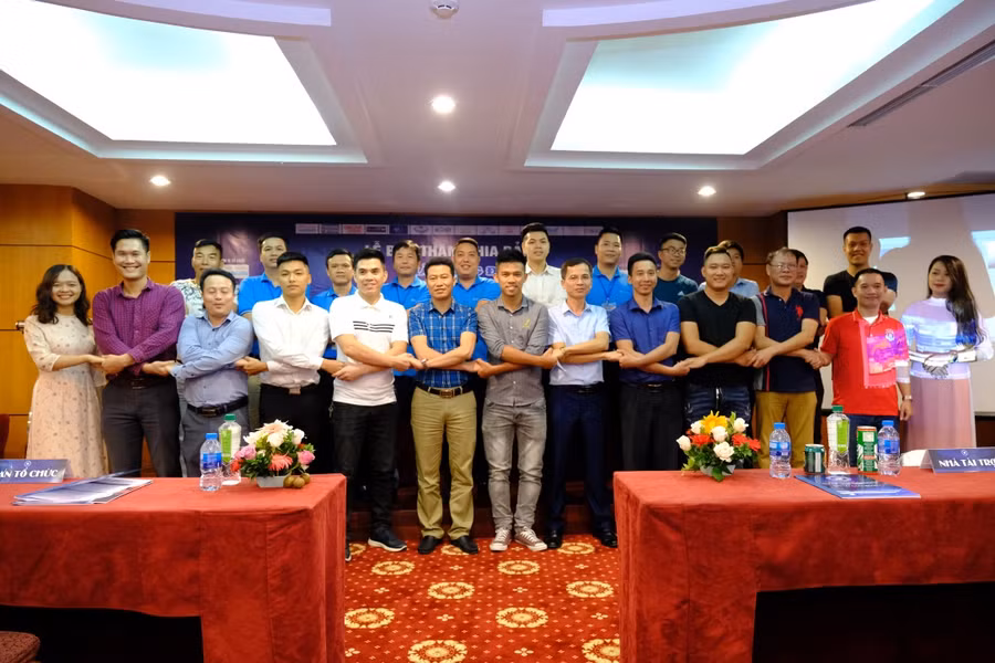 Các nhà tài trợ cùng đại diện 14 đội bóng