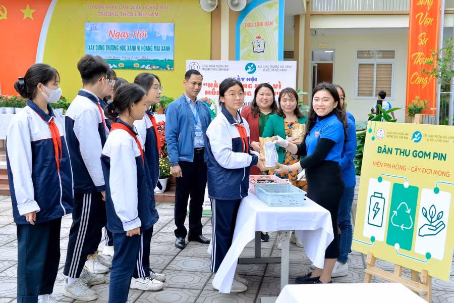 Phong trào "kế hoạch nhỏ xanh", đổi giấy vụn lấy cây xanh được thực hiện thành công tại Trường THCS Lĩnh Nam.