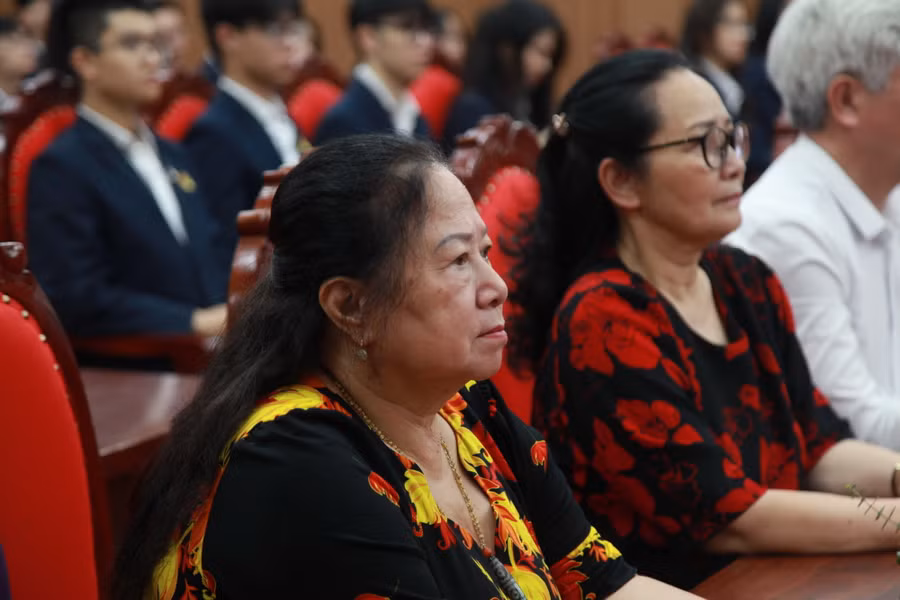 Các thầy cô giáo tham gia lễ khởi động.