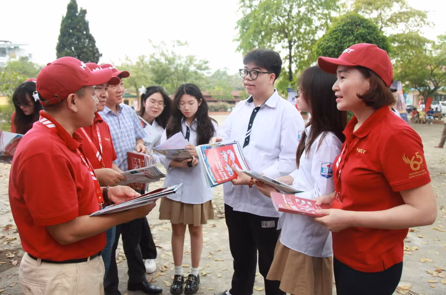 Các thầy cô đến từ Đại học Bách khoa tư vấn lựa chọn nghề nghiệp cho học sinh.