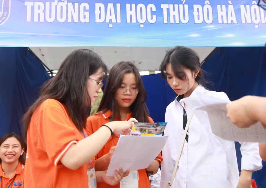Đại diện các trường đại học tư vấn cho học sinh tại các gian trưng bày.