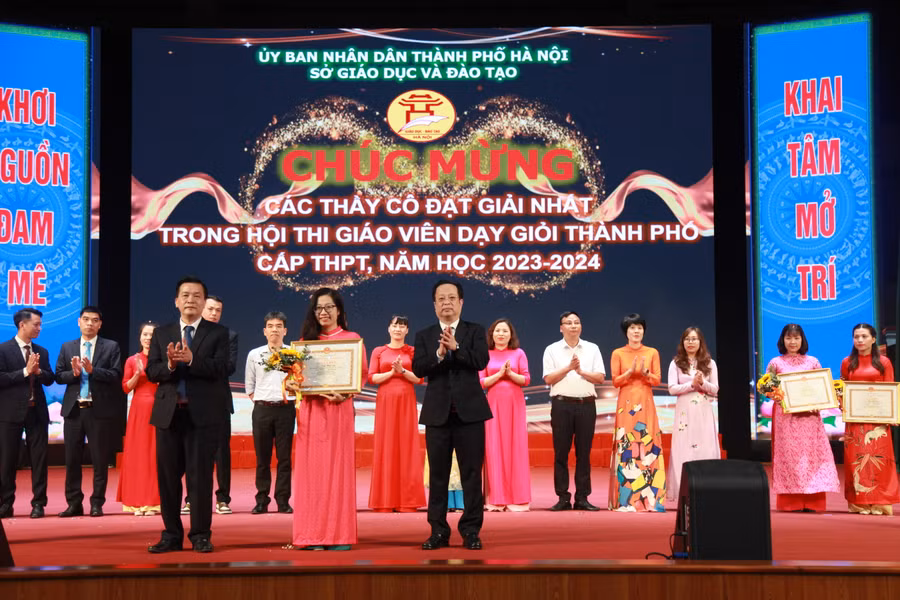 Nhiều thầy cô trẻ đạt danh hiệu giáo viên giỏi thành phố cấp THPT.
