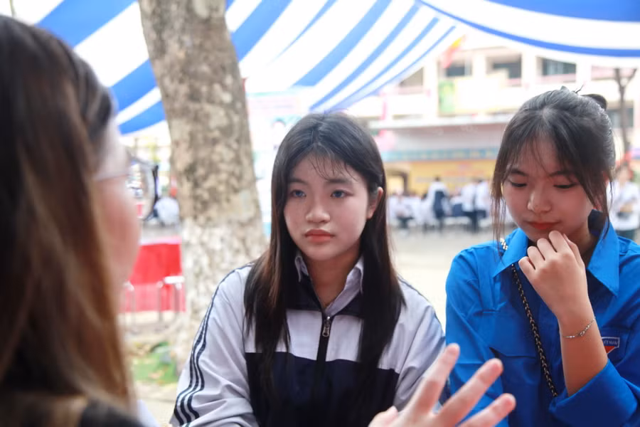 Học sinh được tư vấn về các ngành nghề phù hợp với nguyện vọng, năng lực.