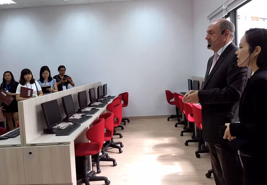 Ông David Mc Laughlin - Giám đốc Cơ sở Garden Hills Mega Campus giới thiệu cơ sở vật chất của ngôi trường