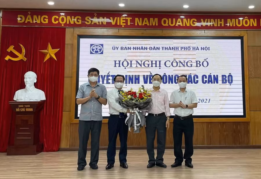 Lãnh đạo Sở GD&amp;ĐT Hà Nội tặng hoa chúc mừng tân giám đốc Sở