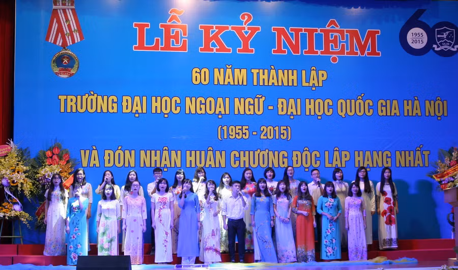 Tiết mục văn nghệ chào mừng trong lễ kỉ niệm
