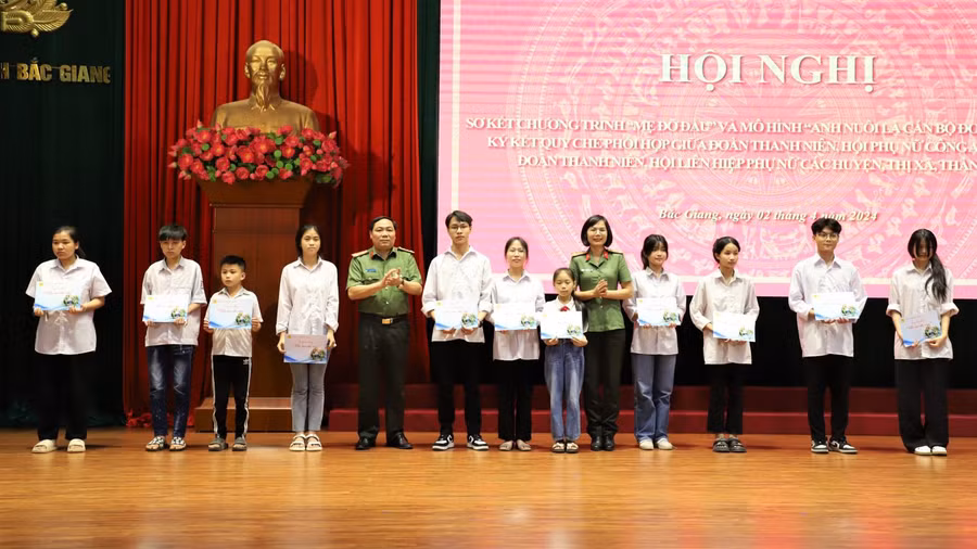 Đại tá Trần Thế Cường – Phó Giám đốc Công an tỉnh Bắc Giang, Thượng tá Nguyễn Thị Quế, Phó trưởng Ban phụ nữ CAND tỉnh Bắc Giang trao học bổng cho các em học sinh.