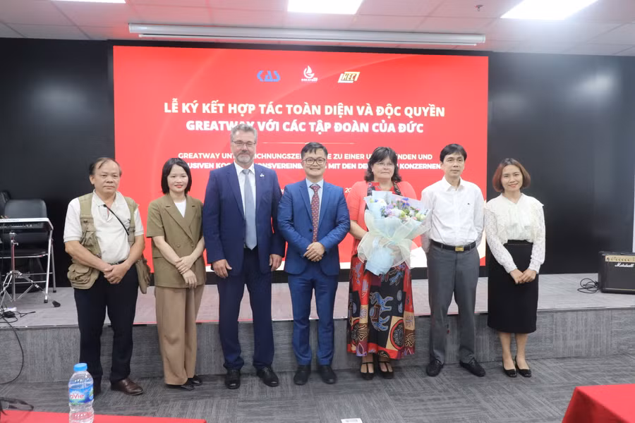 Lãnh đạo Công ty Cổ phần Mạng lưới Chuyên gia Đức German Greatway Group (GREATWAY) chụp ảnh cùng hai đối tác đến từ CHLB Đức.