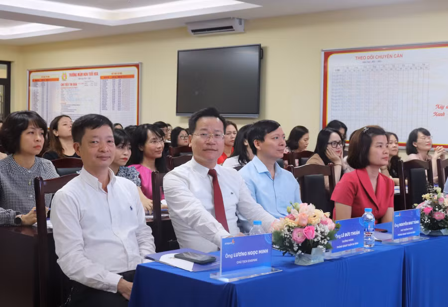 Đại biểu dự hội thảo. Đại biểu dự hội thảo.