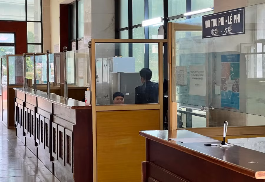 Bên trong nhà điều hành có các bộ phận làm thủ tục hải quan, biên phòng, kiểm dịch y tế, ngoài ra không có bóng dáng của người dân làm thủ tục xuất nhập cảnh.