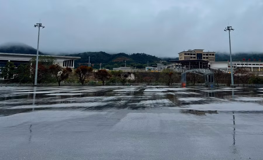 Bãi kiểm hóa rộng thênh thang nhưng không có một xe hàng.