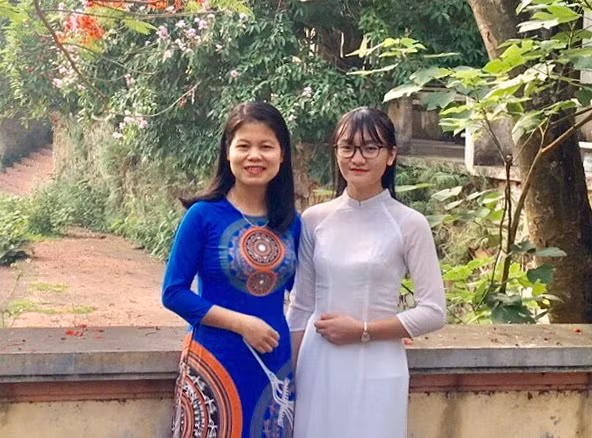 Hoàng Thị Huyền Trang và cô giáo Nguyễn Thị Thu Hằng Hoàng Thị Huyền Trang và cô giáo Nguyễn Thị Thu Hằng