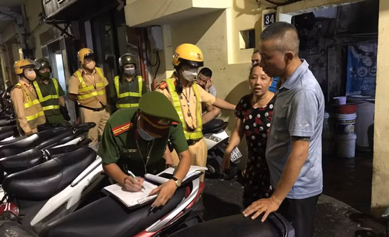 Cơ quan chức năng kiểm tra, lập biên bản bãi trông giữ xe vi phạm.