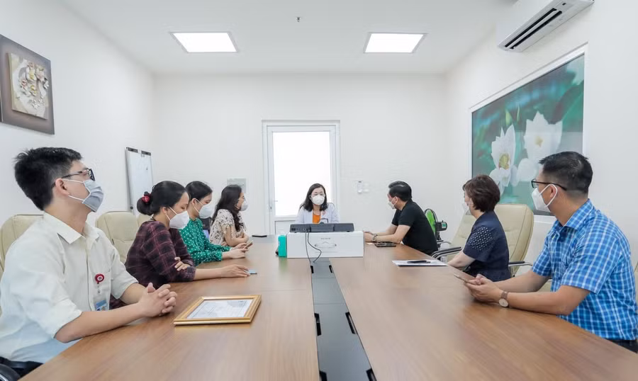 TS.BS Hoàng Thị Diễm Tuyết – Giám đốc Bệnh viện Phụ sản Hùng Vương (ngồi giữa) đón tiếp đoàn Trường ĐH Văn Lang.