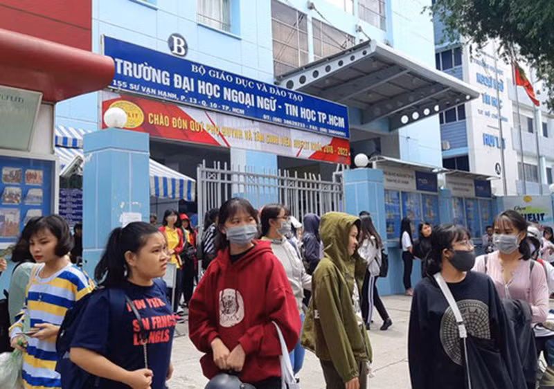 Cổng Trường ĐH Ngoại ngữ - Tin học TPHCM. Ảnh tư liệu.