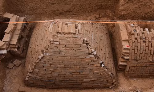 ngoi-mo-kim-tu-thap-duoi-cong-truong-xay-dung-trung-quoc-3