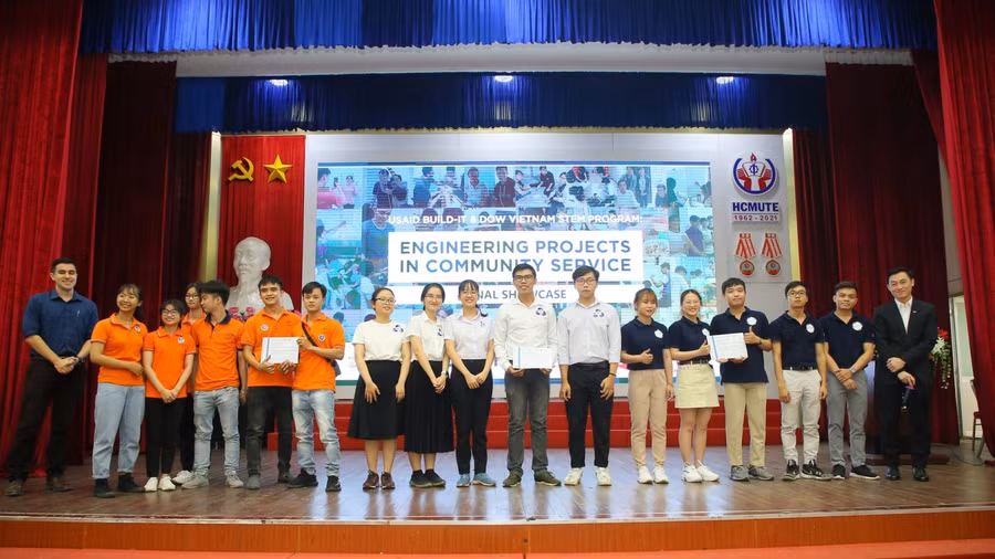 Ban tổ chức trao giải Nhất, Nhì, Ba cho 3 nhóm SV Trường ĐH Lạc Hồng, Trường ĐH Bách Khoa Đà Nẵng, Trường ĐH Bách khoa TPHCM.