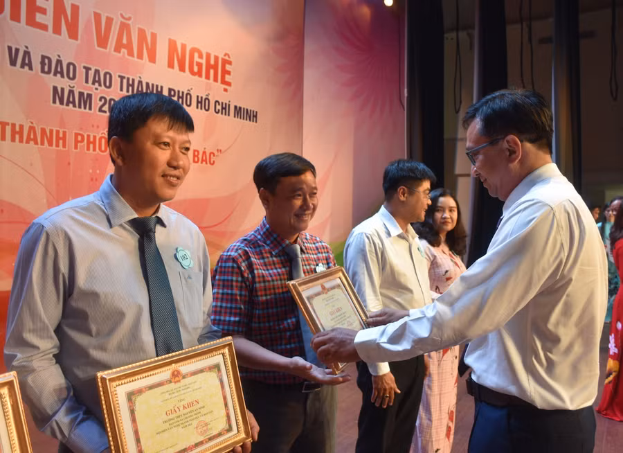 Ban tổ chức trao giải Ba tập thể cho đại diện Trường THPT Trần Hữu Trang. Ảnh: Công Chương.