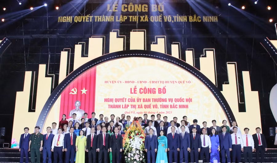 Lãnh đạo tỉnh Bắc Ninh chụp ảnh lưu niệm với lãnh đạo thị xã Quế Võ, các phường thuộc thị xã Quế Võ.