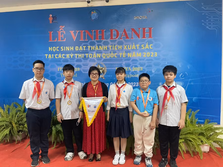 Cô Vũ Minh Nguyệt - GV Toán trường THCS Giảng Võ cùng học sinh của nhà trường đạt thành tích cao trong kỳ thi ITMC 2023.