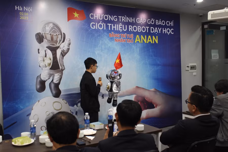 Học sinh Nguyễn Phạm Minh Đức trò chuyện với robot.