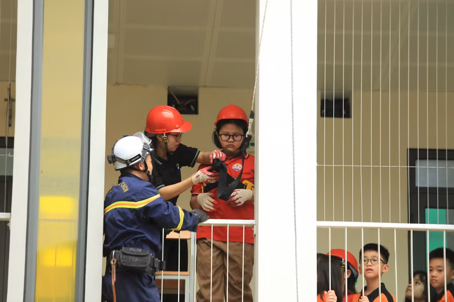 Hướng dẫn thoát nạn trong địa hình nhà cao tầng.