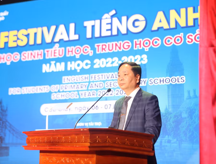 Ông Đoàn Tiến Trung - Phó trưởng phòng GD&amp;ĐT quận Cầu Giấy phát biểu tại ngày hội.