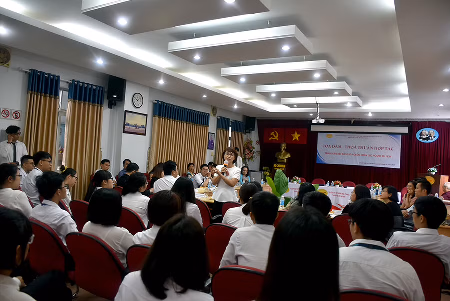 Bà Tống Thị Nhị Hà - Giám đốc nhân sự khách sạn New World phát biểu, chia sẻ tại sự kiện.