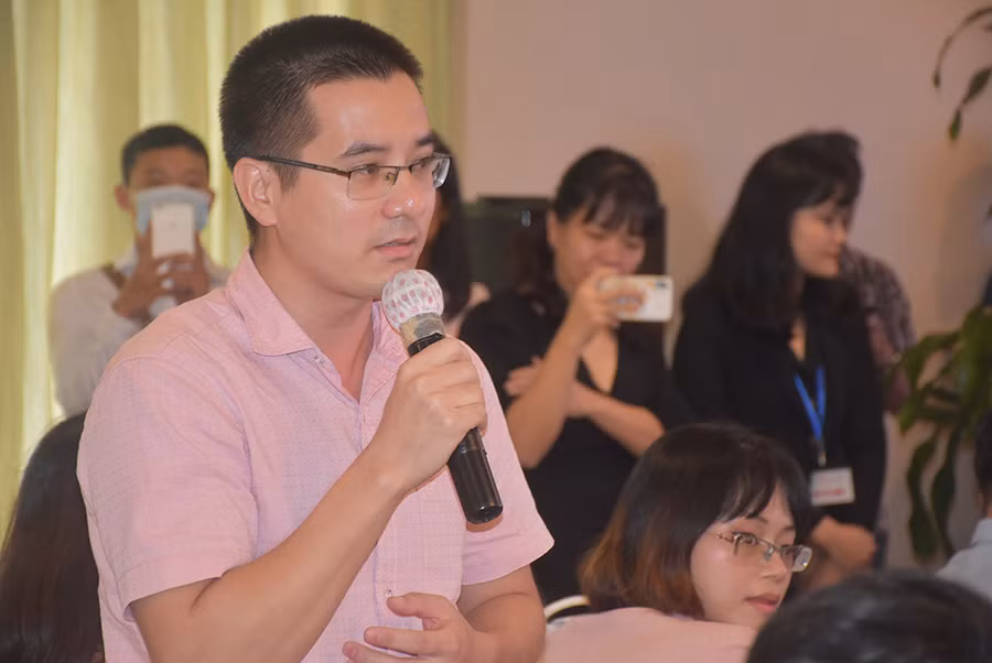 Tác giả Nguyễn Quốc Vương - một người làm sách và hoạt động trong lĩnh vực giáo dục, chia sẻ về tác phẩm “Giáo dục Việt Nam học gì từ Nhật Bản” tại lễ công bố.