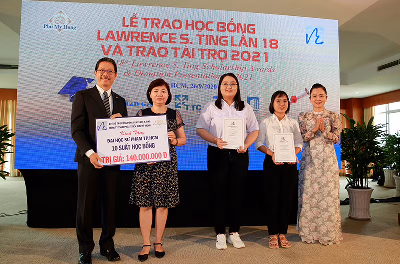 Ban tổ chức trao học bổng Lawrence S. Ting 2020 cho SV và đại diện Trường ĐH Sư phạm TPHCM.