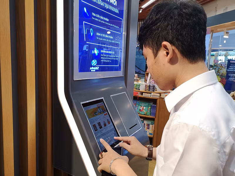 Khách hàng thực hiện thao tác mua sách, quẹt thẻ thanh toán.