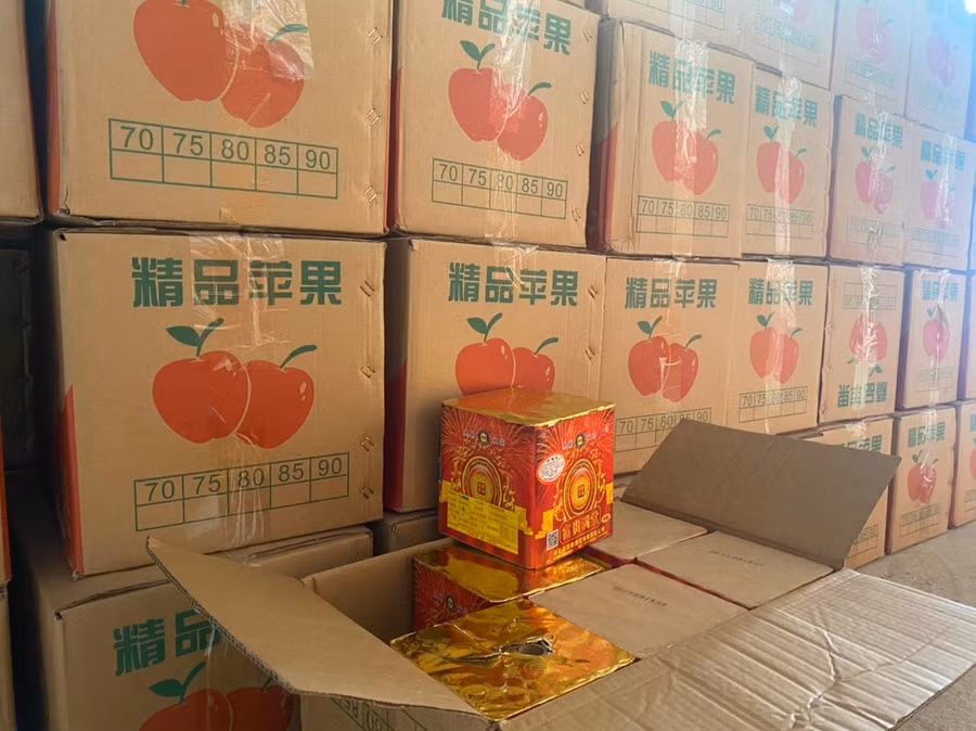 Pháo nổ ngụy trang trong thùng hoa quả.