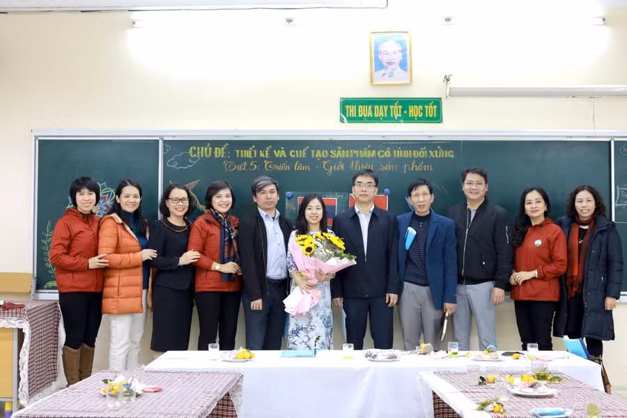 Thầy cô giáo đến dự và chúc mừng bài giảng của cô Lê Hoàng Vi tại buổi sinh hoạt chuyên đề.