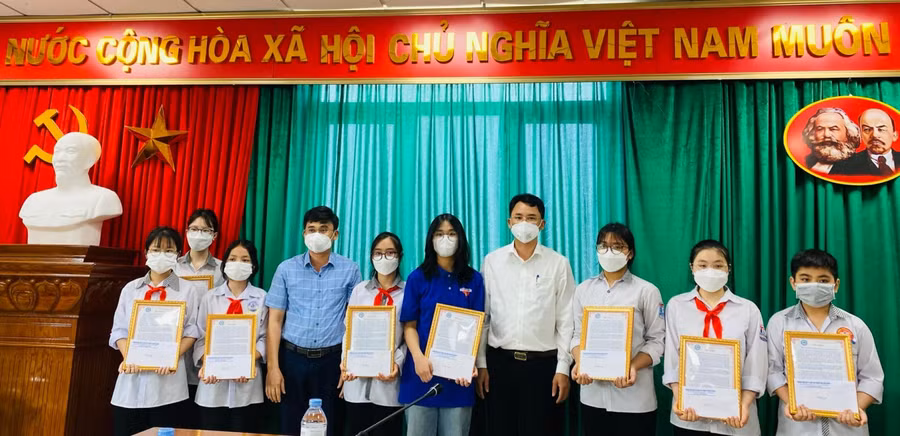 Bắc Giang: Khen thưởng 33 học sinh có video clip nói tiếng Anh xuất sắc ảnh 1