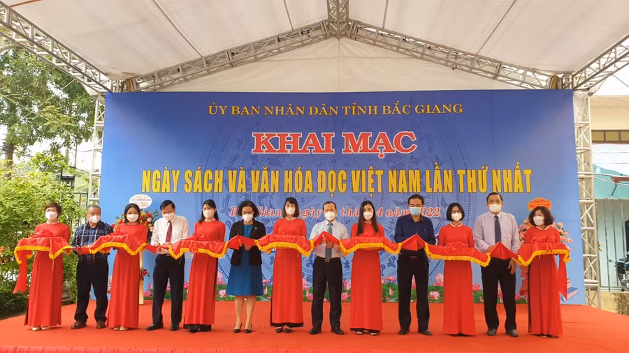 Ông Mai Sơn - Phó Chủ tịch Thường trực UBND tỉnh Bắc Giang (thứ 6) cắt băng khai mạc.