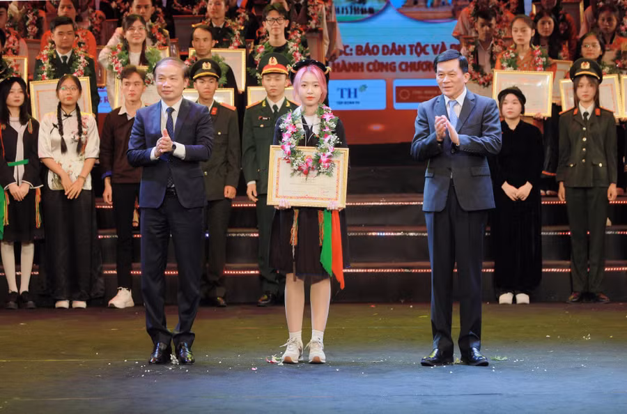 Lê Thị Thuỳ Châm tại Lễ tuyên dương học sinh, sinh viên, thanh niên dân tộc thiểu số xuất sắc, tiêu biểu lần thứ X, năm 2023. Ảnh NVCC. Lê Thị Thuỳ Châm tại Lễ tuyên dương học sinh, sinh viên, thanh niên dân tộc thiểu số xuất sắc, tiêu biểu lần thứ X, năm 2023. Ảnh NVCC.