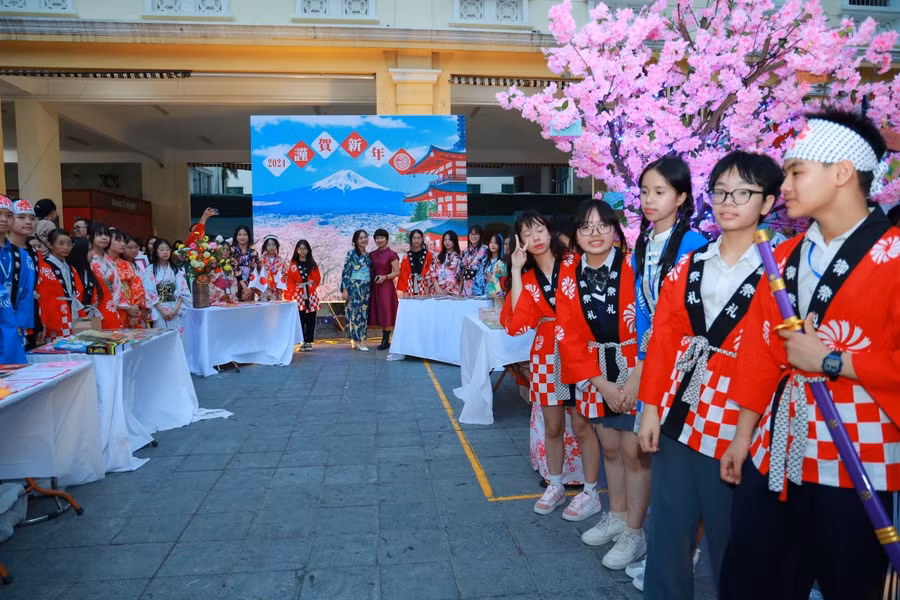 Học sinh trưng bày, giới thiệu các không gian văn hoá: Đức, Nhật, Hàn, Pháp... và không gian Tết dân tộc